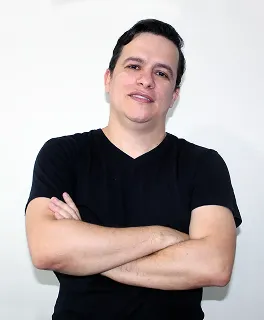 Tadeu, desenvolvedor WordPress, de braços cruzados